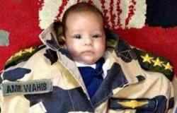 تداول صورة لطفل أحد شهداء الجيش مرتديا "أفرول" والده