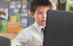 دراسة: قضاء الأطفال مزيدا من الوقت أمام الكمبيوتر يسبب قصر النظر