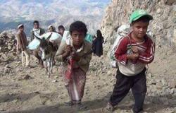 بالصور..اليمنيون ينقلون المساعدات لعدن عبر طرق جبلية بسبب حصار الحوثيين