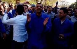 بالصور.. عمال الألمونيوم بنجع حمادى يعتصمون لإقالة رئيس الشركة