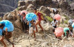 بالصور.. سكان تعز اليمنية يسلكون الجبال الوعرة لايصال مساعدات لمدينتهم