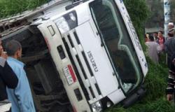 إصابة 12 شخصا فى حادث انقلاب سيارة بمنطقة سهل بركة بالفرافرة