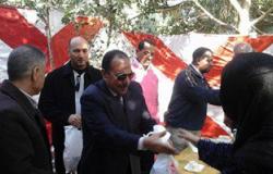 بالصور.. رئيس مدينة قطور يشارك فى توزيع لحوم على الفقراء