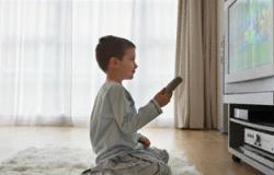 اضطراب اللغة وضعف التواصل.. أبرز مخاطر الإفراط فى مشاهدة الأطفال للتليفزيون