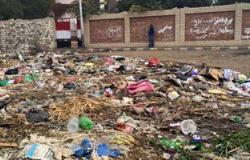 القمامة تحاصر مدرسة "منشأة منبال" الابتدائية بالمنيا