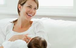 دراسة: نوم الرضيع فى حضن أمه ولو ساعة أسبوعيا يحميه من السمنة والسكر