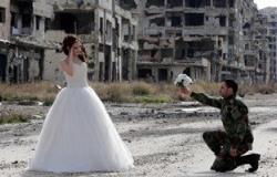 بالصور.. السوريون يثبتون أن الحياة أقوى من الموت بصور زفاف وسط الدمار