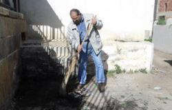 مواطن قبطى يشارك فى حملة نظافة بمقابر المسلمين فى دمياط