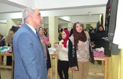 رئيس جامعة كفر الشيخ يفتتح السوق الخيرى السادس للملابس