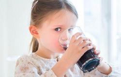 دراسة: تناول المياه الغازية لا يغنى الجسم عن حاجتها للماء ويصيبك بالسكر