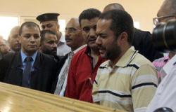 أمين الشرطة المتهم بقتل بائع شاى بالرحاب أمام المحكمة:"معرفش حد من الناس دى"