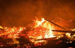 20 سيارة إطفاء تسيطر على حريق شركة مصر للصوت والضوء بالهرم