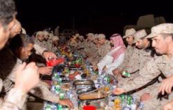 بالصور.. وزير الدفاع السعودى يتناول الإفطار مع وحدات الدفاع الجوى بنجران