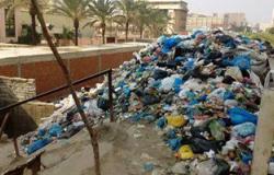 بالصور .. انتشار القمامة على قضبان السكة الحديد شرق الإسكندرية