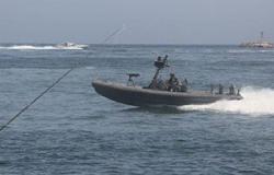 القوات البحرية تنقذ 13 بحارا على مركب يمنية بعد نشوب حريق بها قرب مرسى علم