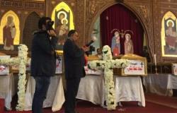 العشرات يؤدون صلاة الجنازة على شهداء البطرسية أمام كنيسة العذراء