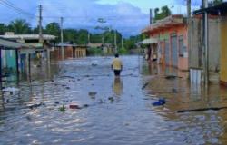 مقتل وفقدان 12 شخصًا جراء الفيضانات وسط فيتنام