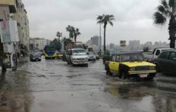 بالصور.. استمرار هطول الأمطار على الإسكندرية وشلل مرورى بالكورنيش