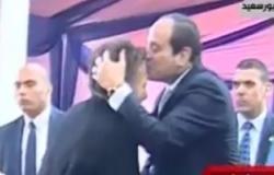 الرئيس السيسي يقبل رأس سيدة من أبطال المقاومة الشعبية ببورسعيد