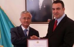 خارجية كازاخستان تكرم مدير مكتب "اليوم السابع" بمسقط