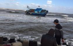 بالصور .. شحوط مركب صيد ببوغاز رشيد والصيادون يطالبون بانقاذها
