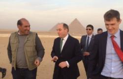 وزير الدولة البريطانى للأمن يبدأ زيارته للقاهرة بالتصوير عند الأهرامات
