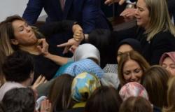 بالصور.. اشتباكات بالأيدى بين نائبات البرلمان التركى
