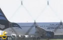 بالفيديو : لحظة القبض علي خاطف الطائرة الليبية