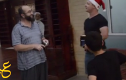 بالفيديو : شاب يحاول إستفزاز المسلمين في إستراليا داخل المسجد، ولكن رد فعلهم كان صادما له